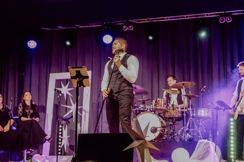 Alexander Thompson singt vor der Band