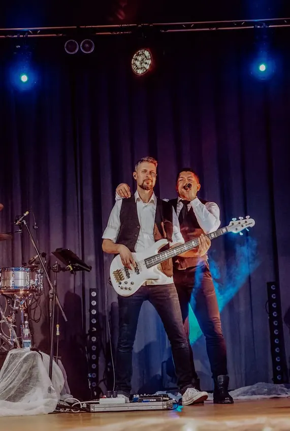 Gitarrist und Bassist der Band beim Konzert