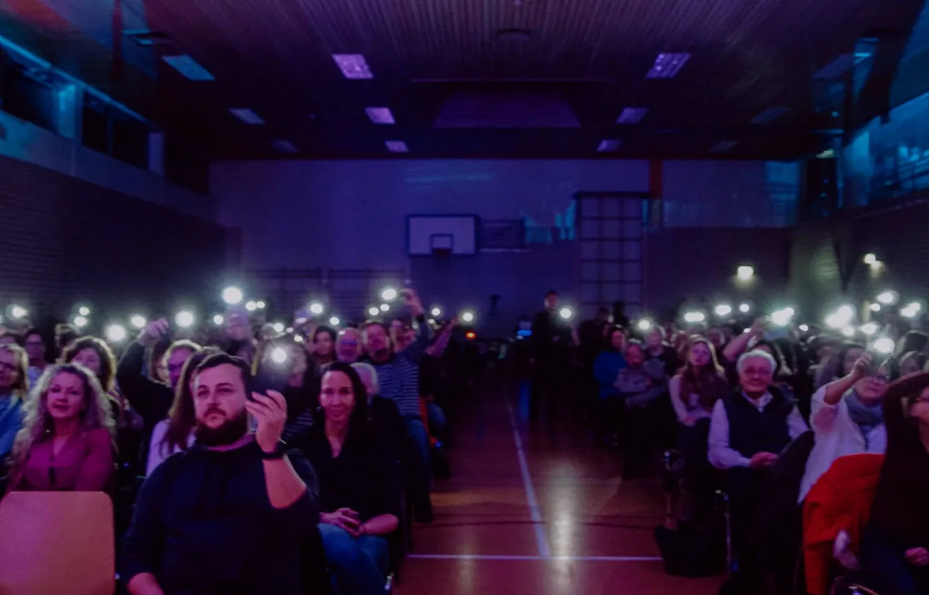 Volle Gemeindehalle Wört: Das Publikum hält beim Weihnachtskonzert die Handylichter hoch